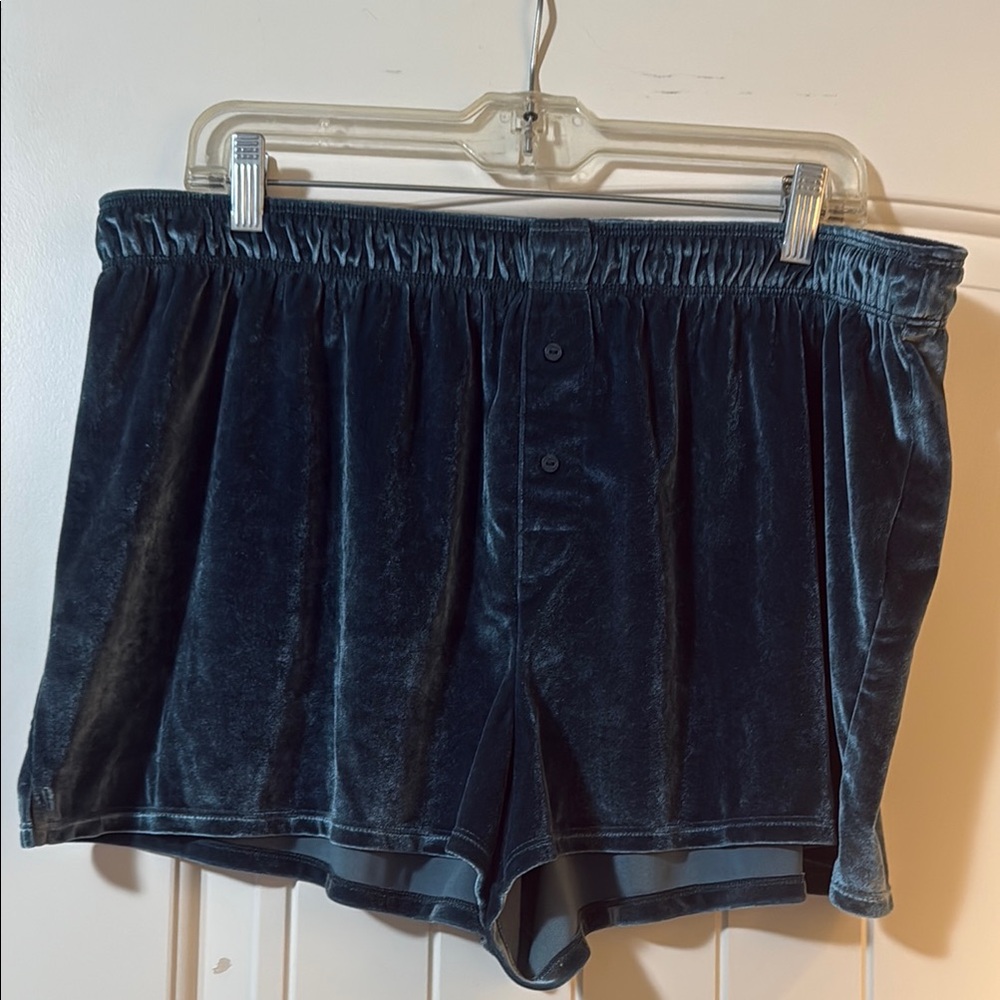 Velvet Lounge Shorts in Dark green